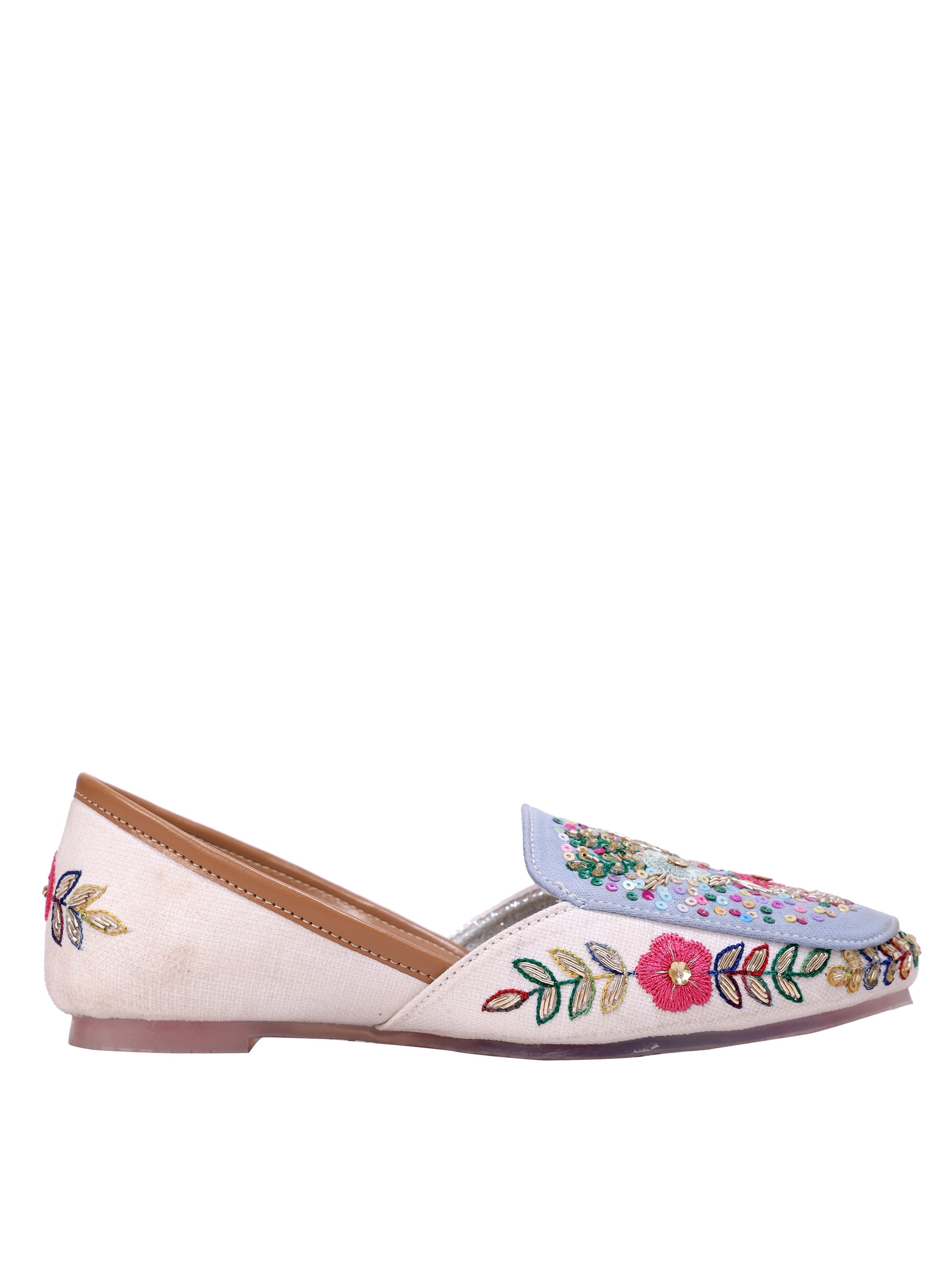 Gulbahaar Off-White Floral Hand-Embroidered Juttis