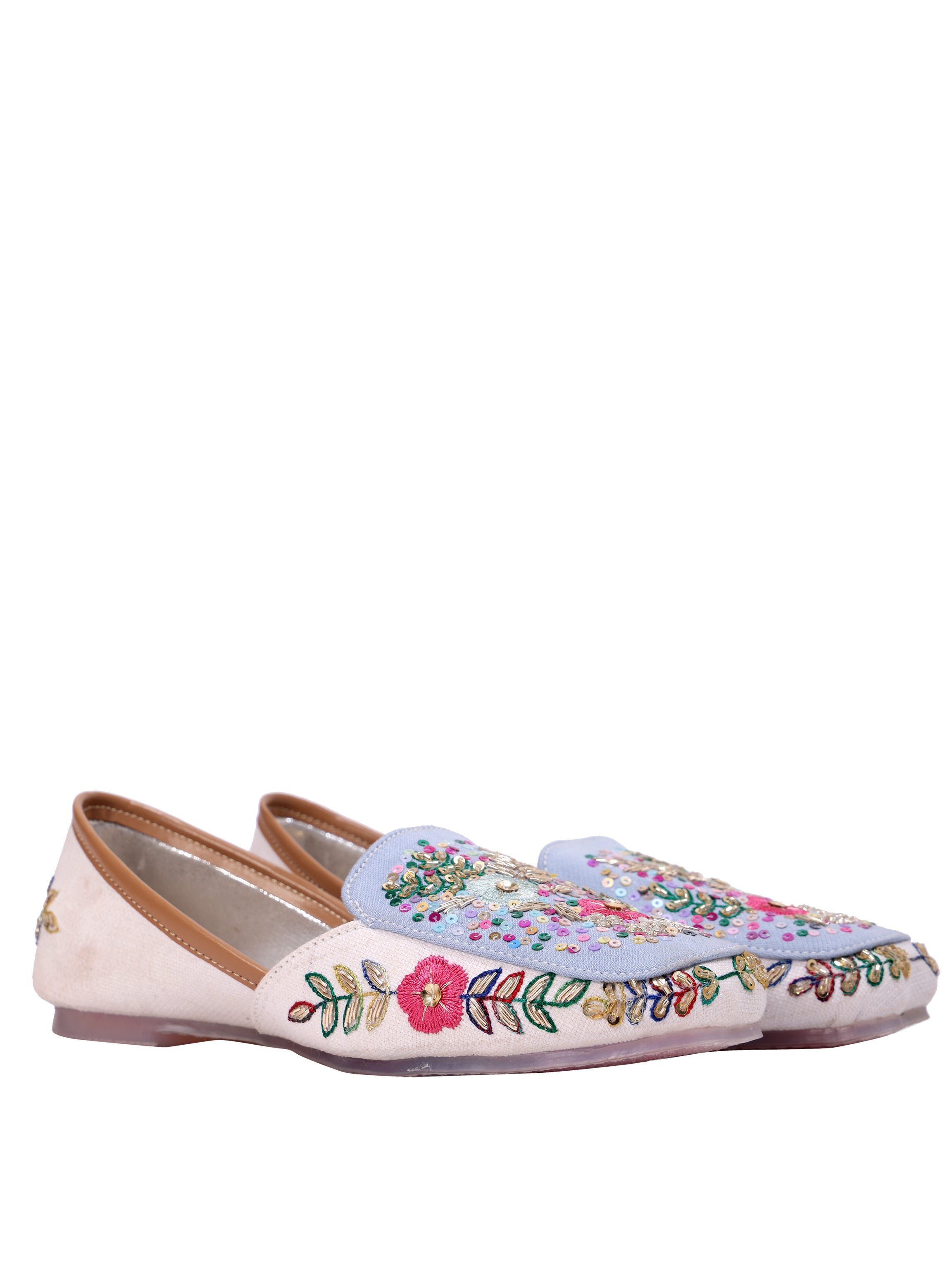 Gulbahaar Off-White Floral Hand-Embroidered Juttis