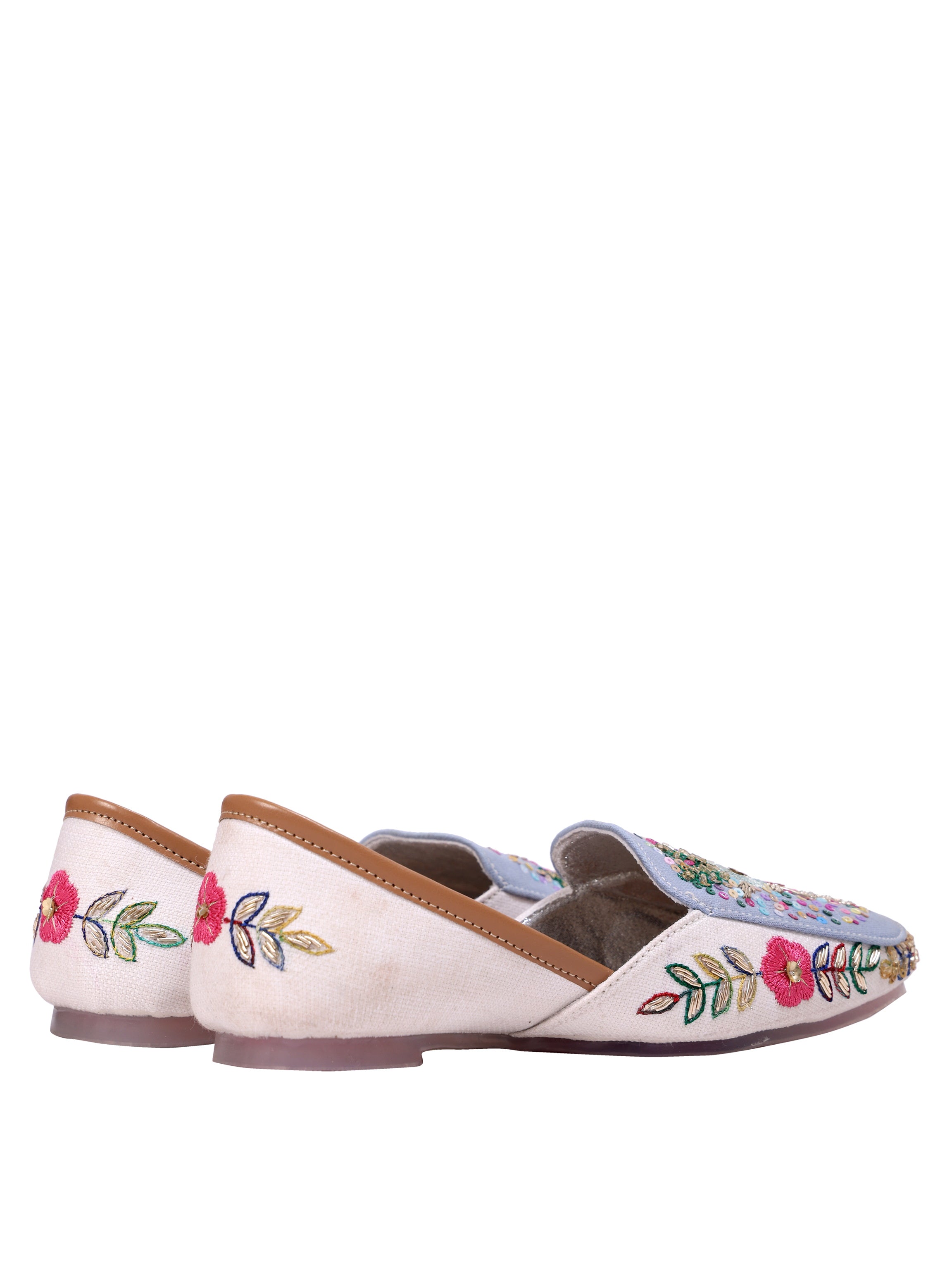 Gulbahaar Off-White Floral Hand-Embroidered Juttis