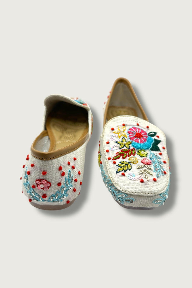 Blooming White Handcrafted Juttis