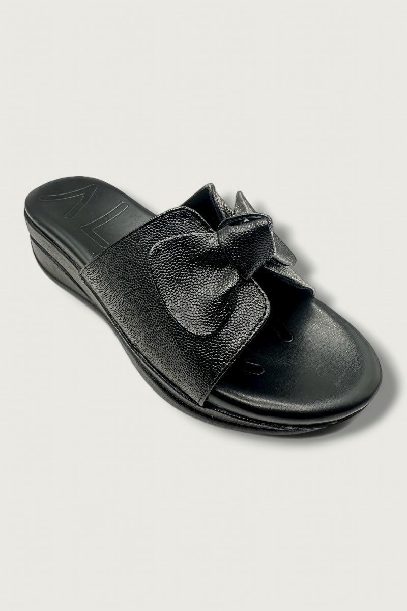 Bow Charm Black Comfort Slides