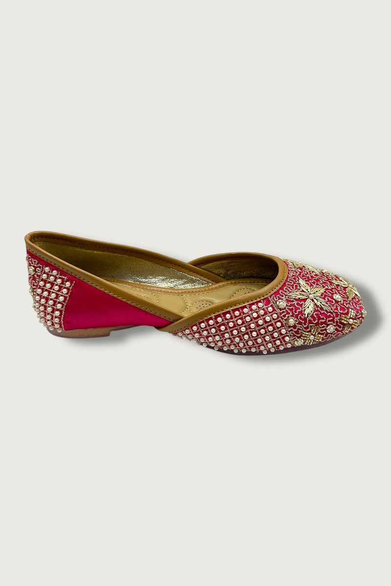 Ziva Pearl Embellished Punjabi Jutti