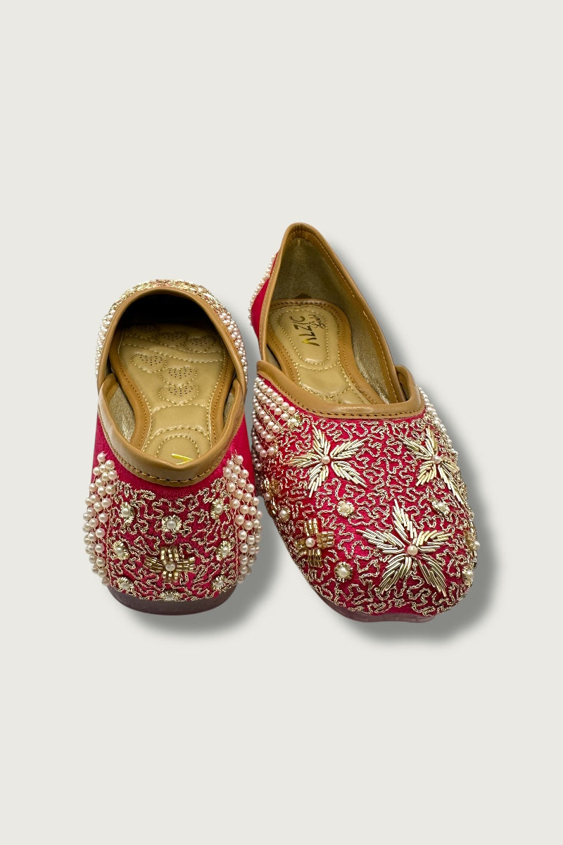 Ziva Pearl Embellished Punjabi Jutti