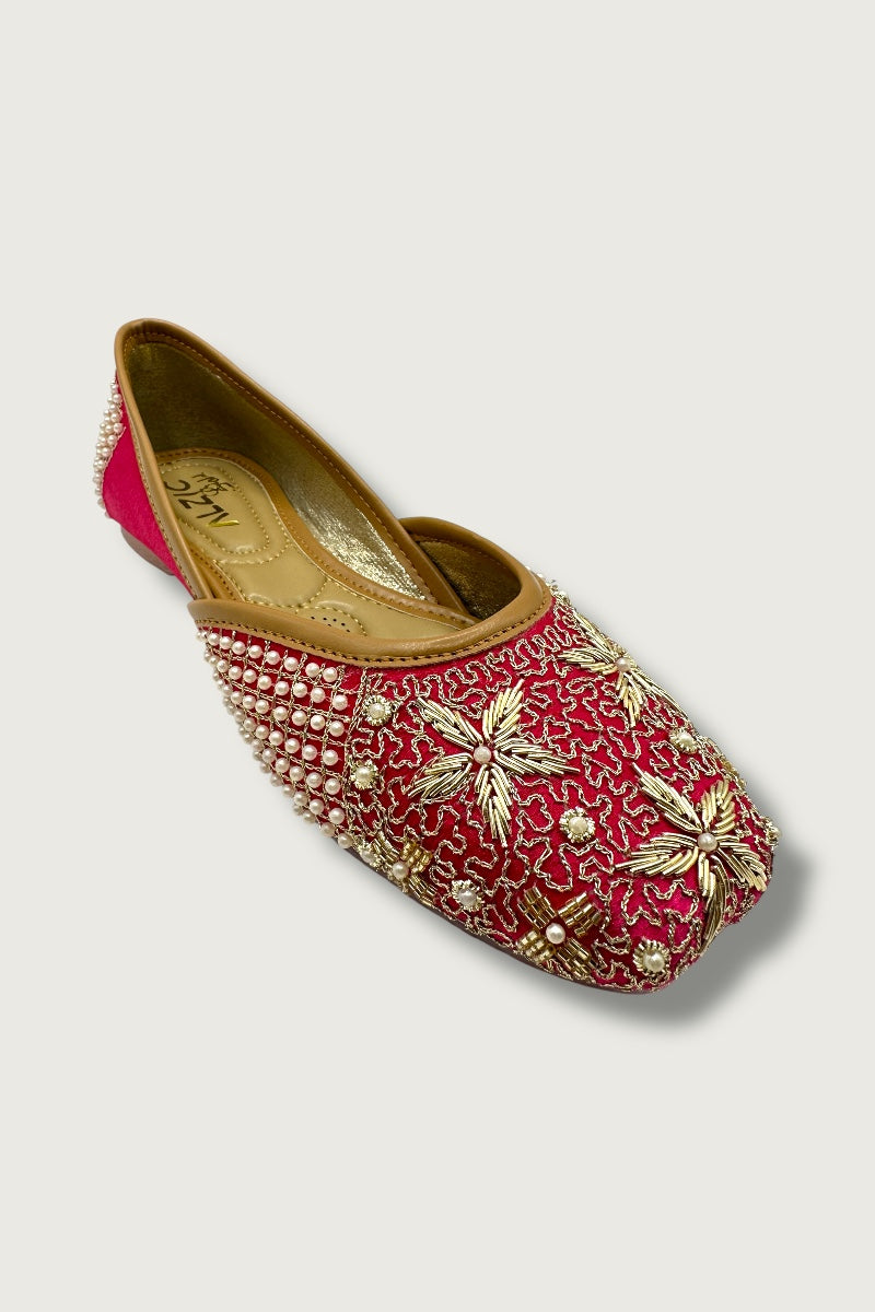 Ziva Pearl Embellished Punjabi Jutti